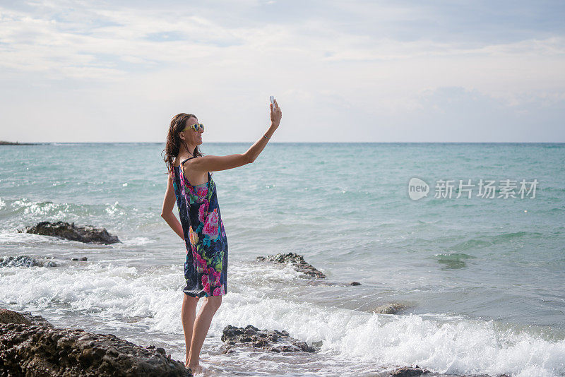 在海边自拍的女人