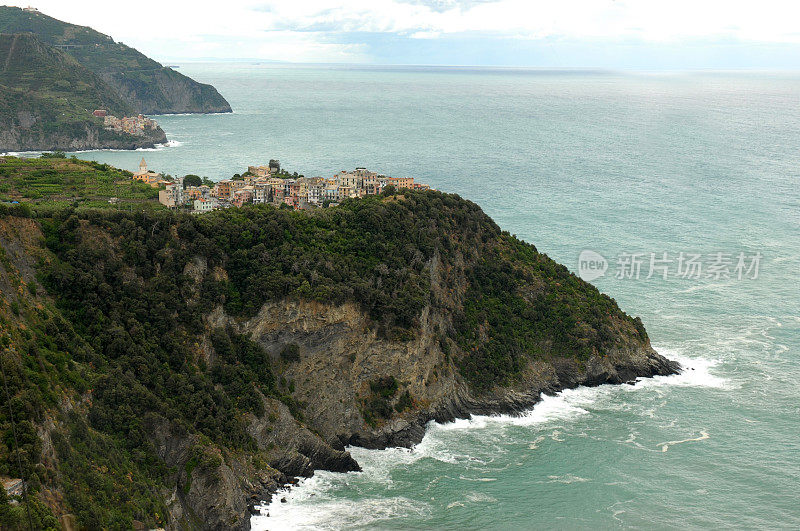 海景与顶天建筑