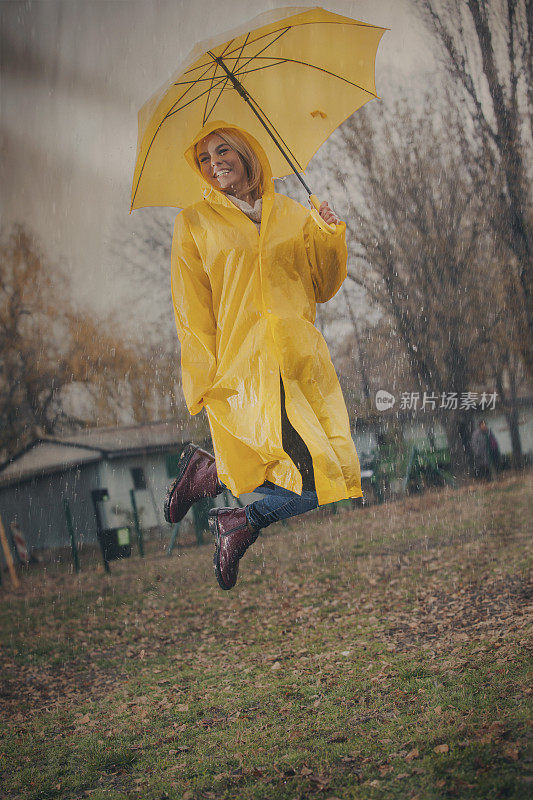 可爱的女孩准备好下雨了!