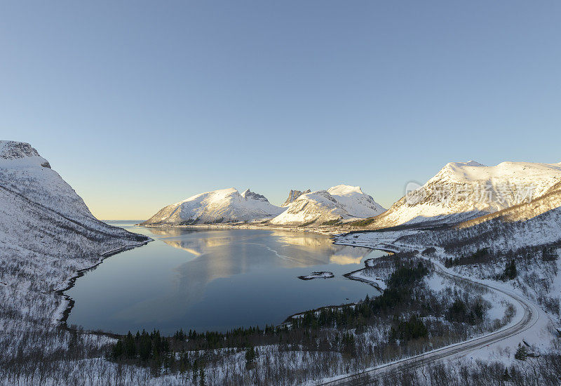 挪威北部Senja岛的伯格斯峡湾冬季景色