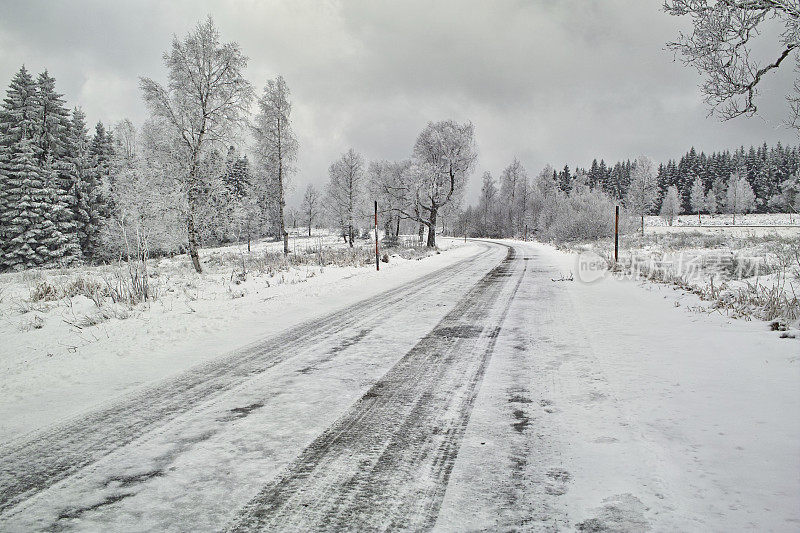 在冬天，平滑的冰雪覆盖着街道