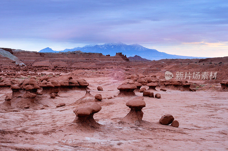 黄昏景观的妖精谷州立公园，犹他州，美国