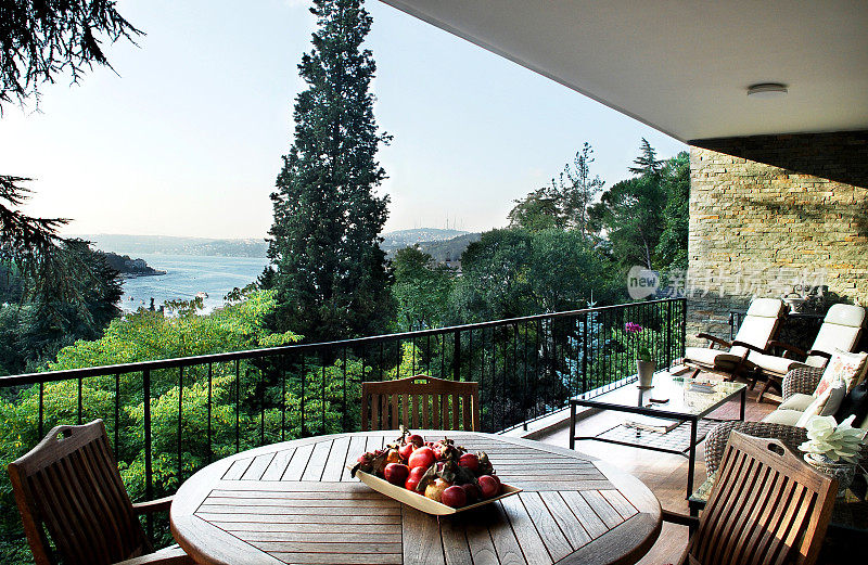 现代住宅露台，私人阳台和海景