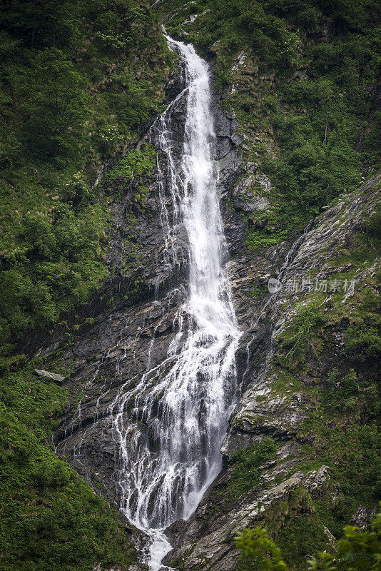 高山瀑布洪流