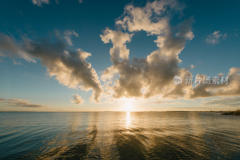 海上美丽的日落