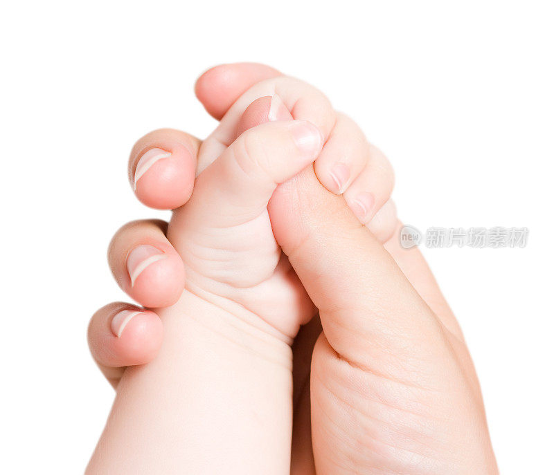 一个婴儿抱着一个女人的拇指的特写