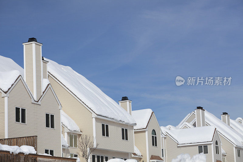 滑雪胜地的雪屋顶