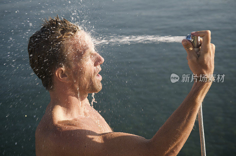 男子用一股水流喷自己