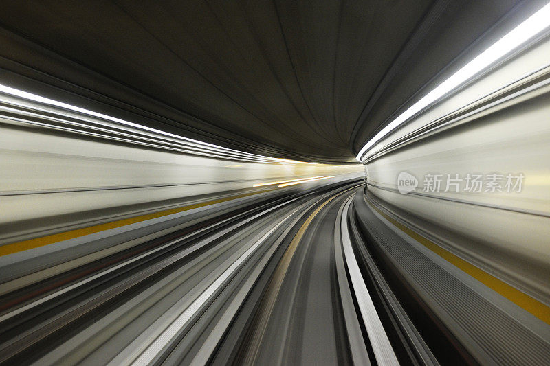 在都灵的地铁内，快速观看轨道