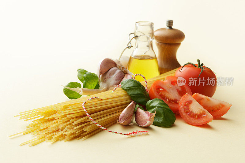 意大利食材:意大利细面条，罗勒，大蒜，番茄，胡椒和橄榄油
