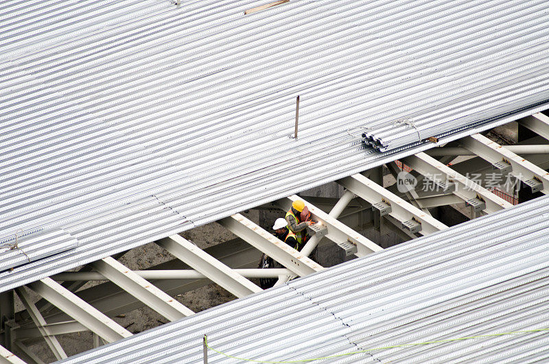 在建筑工地制作尸体的工人