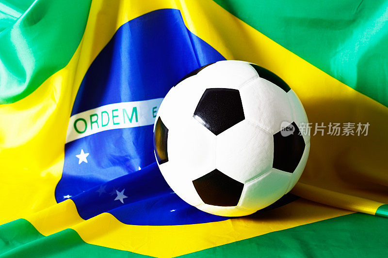 冠军足球坐在巴西国旗上