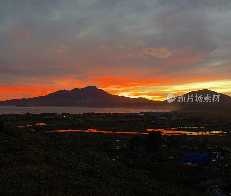 夕阳山海湾