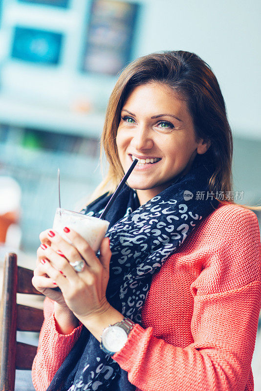 美丽的女人在恋爱，微笑和喝咖啡的肖像