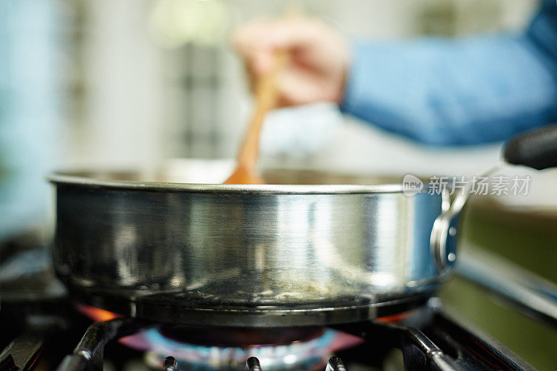食物在炉子上的锅里煮的特写图像