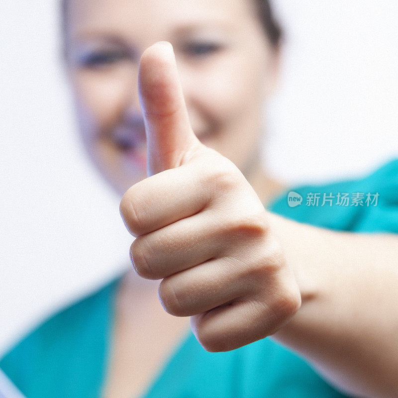 一位年轻女医生竖起大拇指的肖像