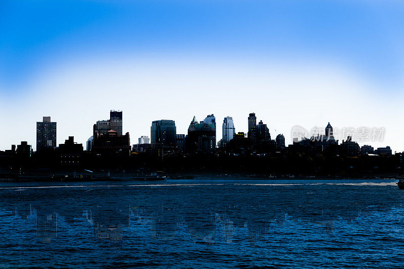美国纽约市，哈德逊河后面的天际线。