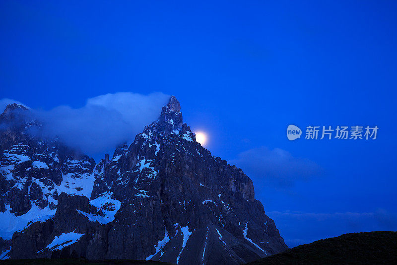 苍白的圣马蒂诺山峰(Dolomity，意大利)。