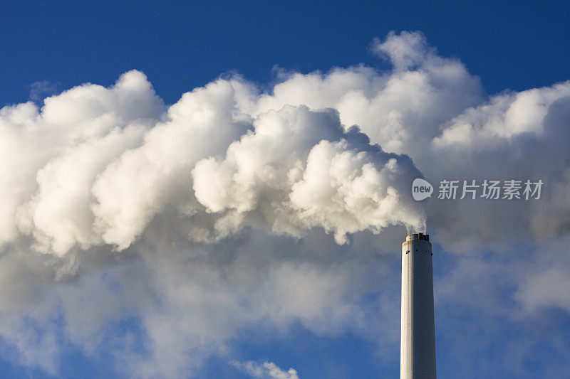 电厂。污染、吸烟。极化的蓝天。
