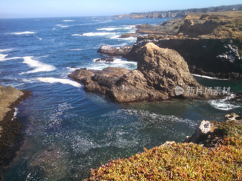 海浪岩石海岸沿太平洋点卡布里洛门多西诺加利福尼亚州