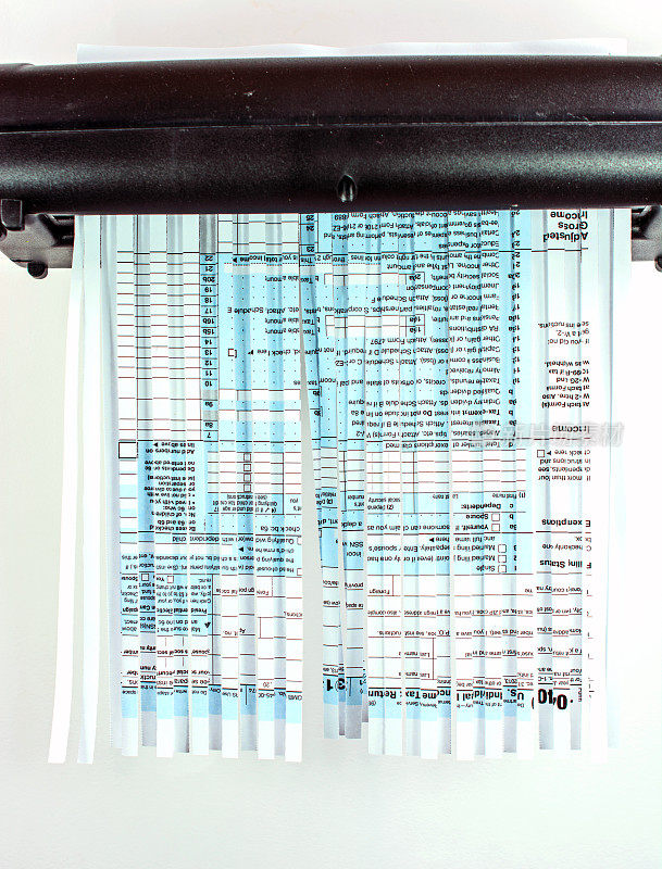 报税表的碎纸机刚被撕碎了