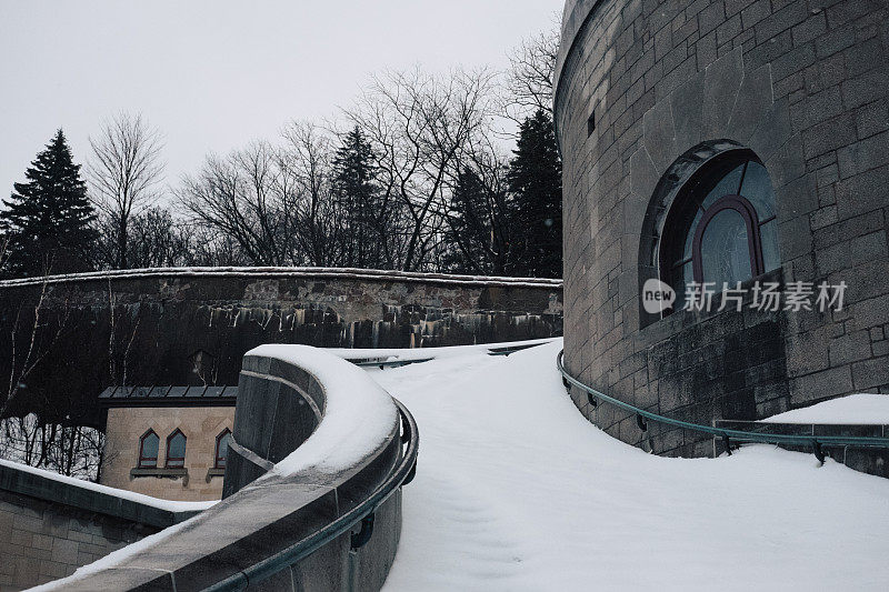 圣约瑟夫讲堂的楼梯上覆盖着积雪