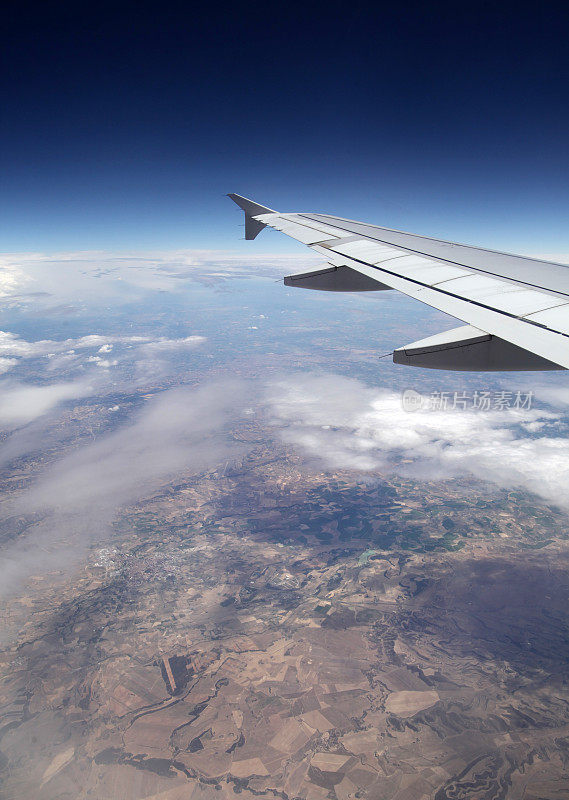 地平线和陆地从飞机上拍摄