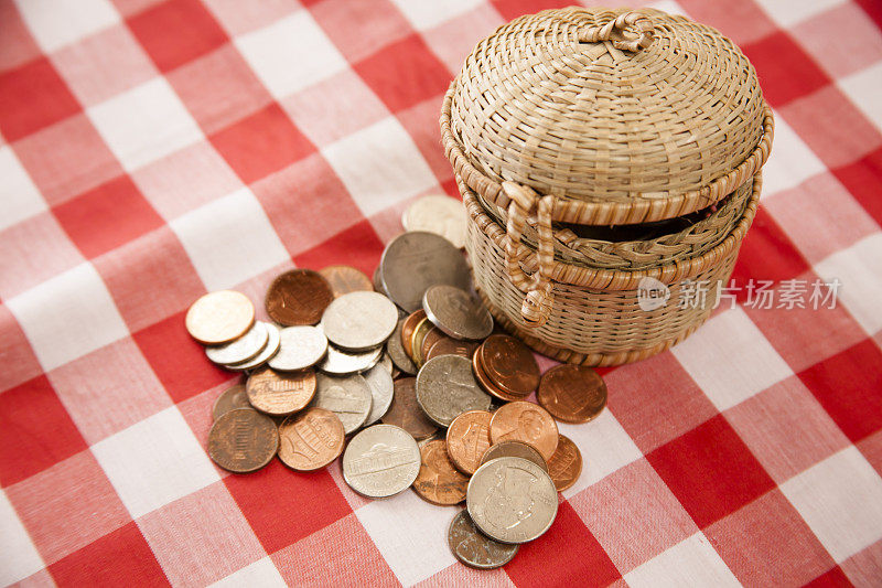 美国用小的稻草硬币库铸造钱币。