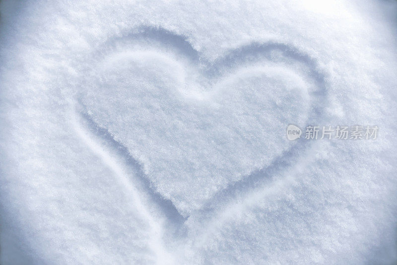 雪中的心形