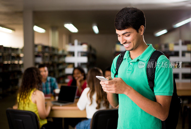 大学生在图书馆使用手机
