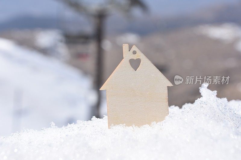 房子模型在雪中