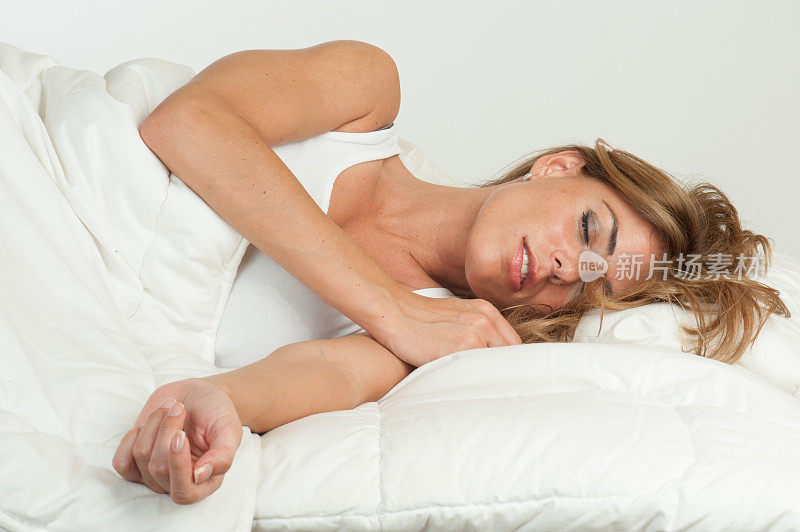 睡在床上的女人