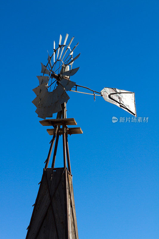 老式美国Windpump;蓝色的天空背景