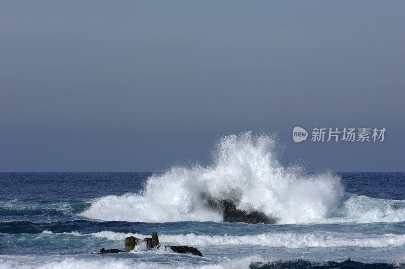 海浪冲击着加州的太平洋格罗夫