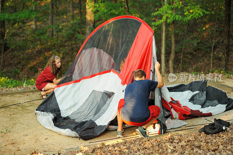 青少年搭建露营帐篷