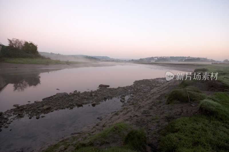 黎明时分的威尔士乡村和河流