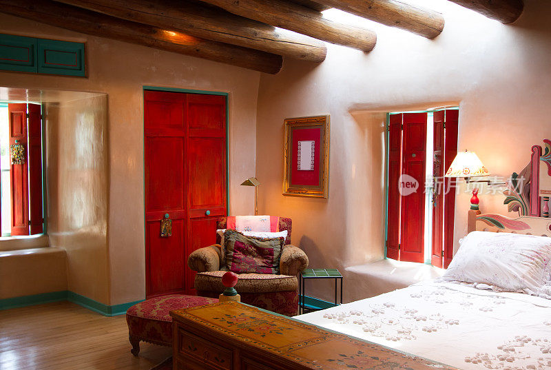 圣达菲风格:色彩鲜艳的卧室，维加梁，厚土坯墙