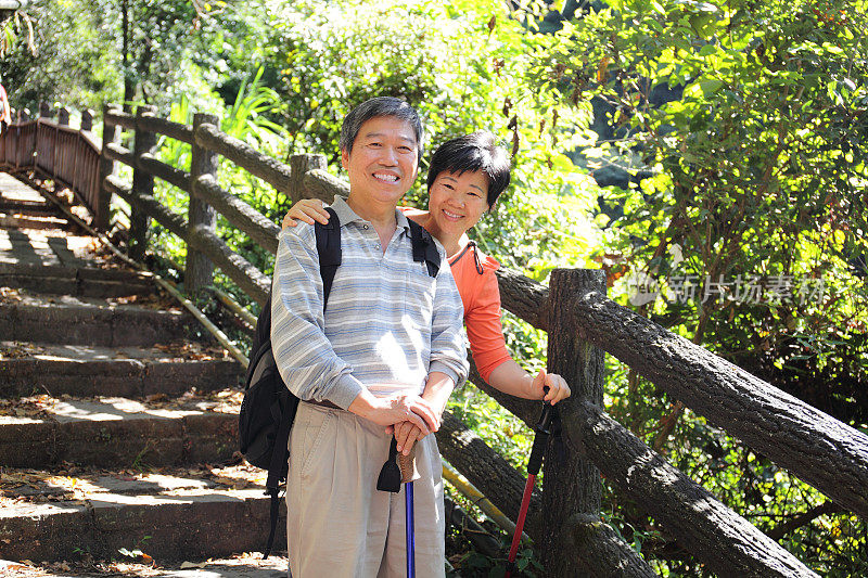 老夫妇徒步旅行