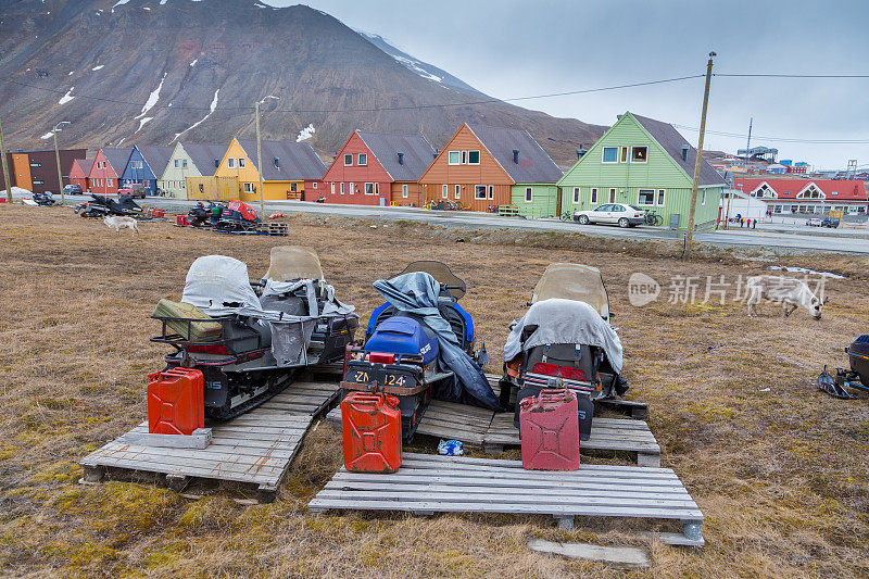 挪威北极斯瓦尔巴特群岛的雪地摩托