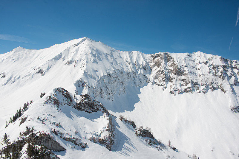 阿尔卑斯山的山顶上有雪