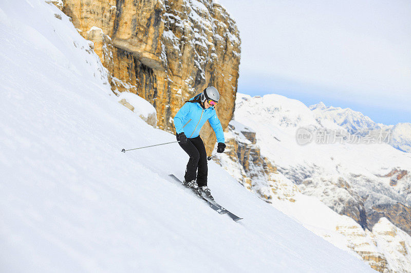 十几岁的女孩在滑雪胜地滑雪