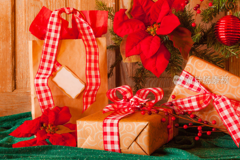 红格子和一品红装饰圣诞礼物和圣诞树