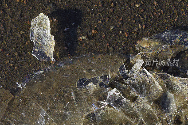 冬天的卵石坑里有锋利的碎冰