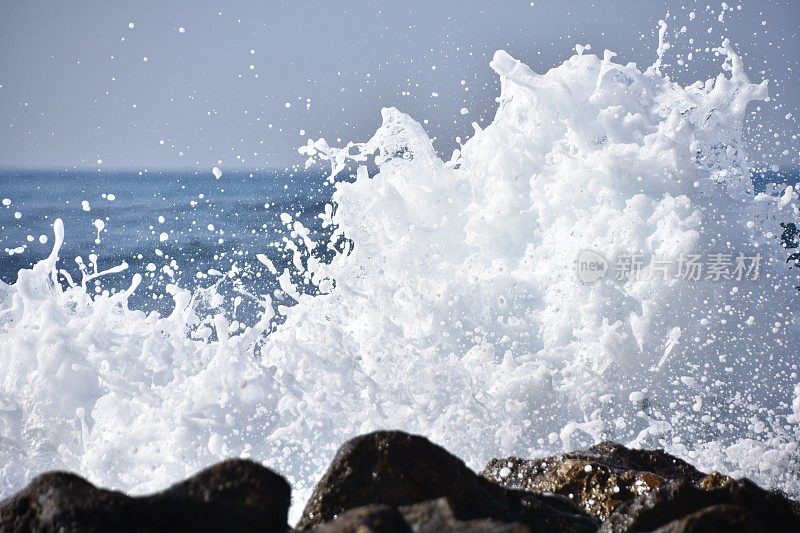 海浪拍打着海滩