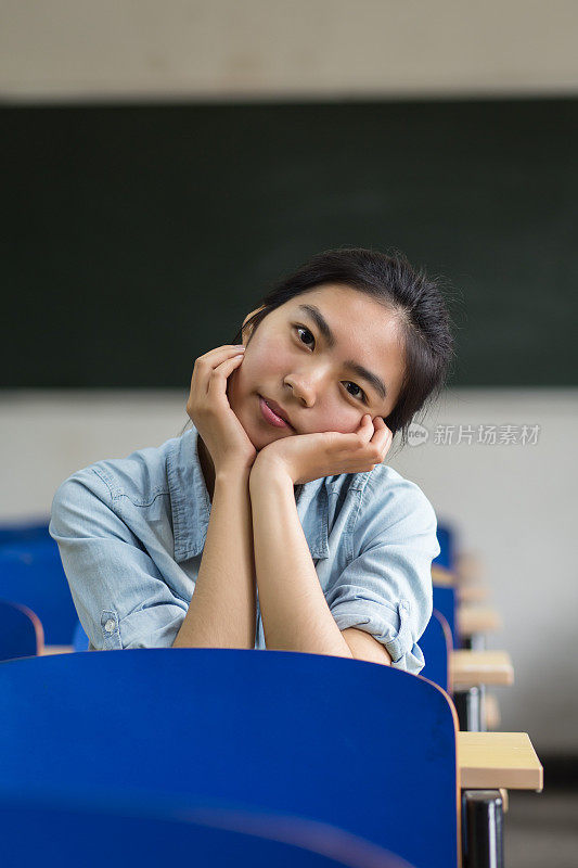 教室里的女学生