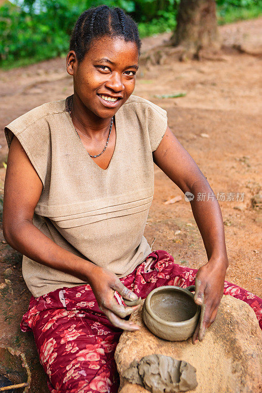 年轻的埃塞俄比亚妇女在做陶器