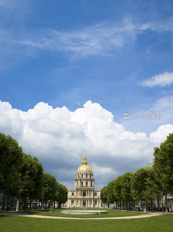 金色穹顶上的蓝天，巴黎