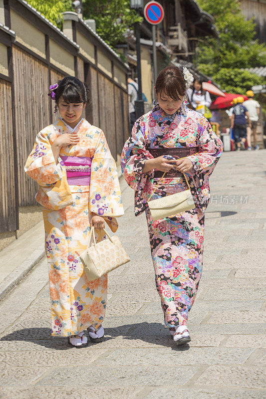 日本京都街头，穿着和服的女孩们