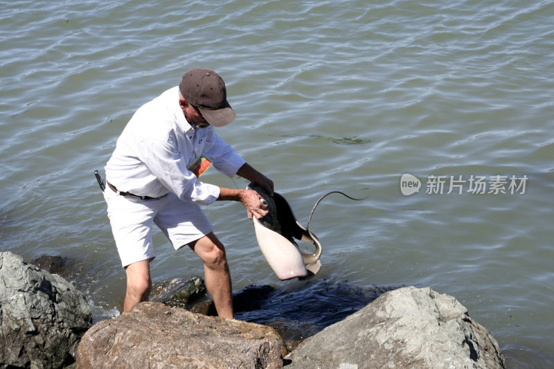 海滩上的活跃老人