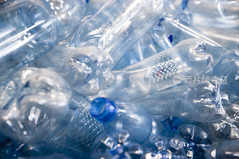 回收蓝色塑料瓶